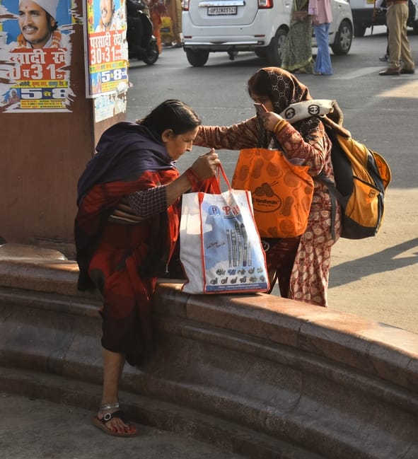 जाम में फंसे लोग और शॉर्टकट रास्ते से निकलते लोग। जाम में फंसे लोग और शॉर्टकट रास्ते से निकलते लोग।