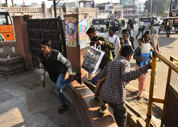 जाम में फंसे लोग और शॉर्टकट रास्ते से निकलते लोग। जाम में फंसे लोग और शॉर्टकट रास्ते से निकलते लोग।