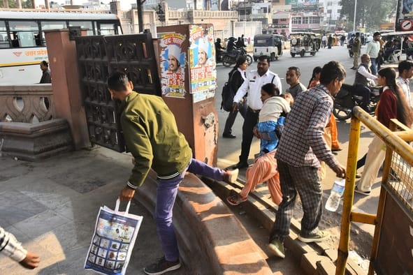 जाम में फंसे लोग और शॉर्टकट रास्ते से निकलते लोग। जाम में फंसे लोग और शॉर्टकट रास्ते से निकलते लोग।
