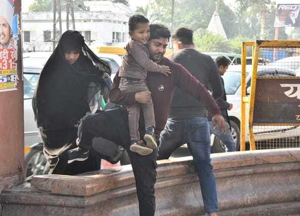 जाम में फंसे लोग और शॉर्टकट रास्ते से निकलते लोग। जाम में फंसे लोग और शॉर्टकट रास्ते से निकलते लोग।