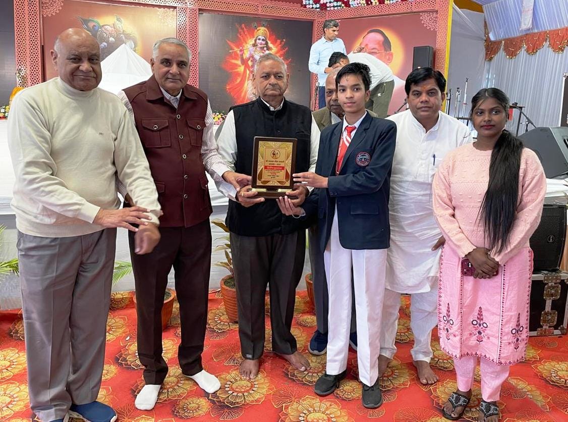 कुरुक्षेत्र। जयराम विद्यापीठ में आयोजित प्रतियोगिताओं में विजेताओं को पुरस्कार देते आयोजक। विज्