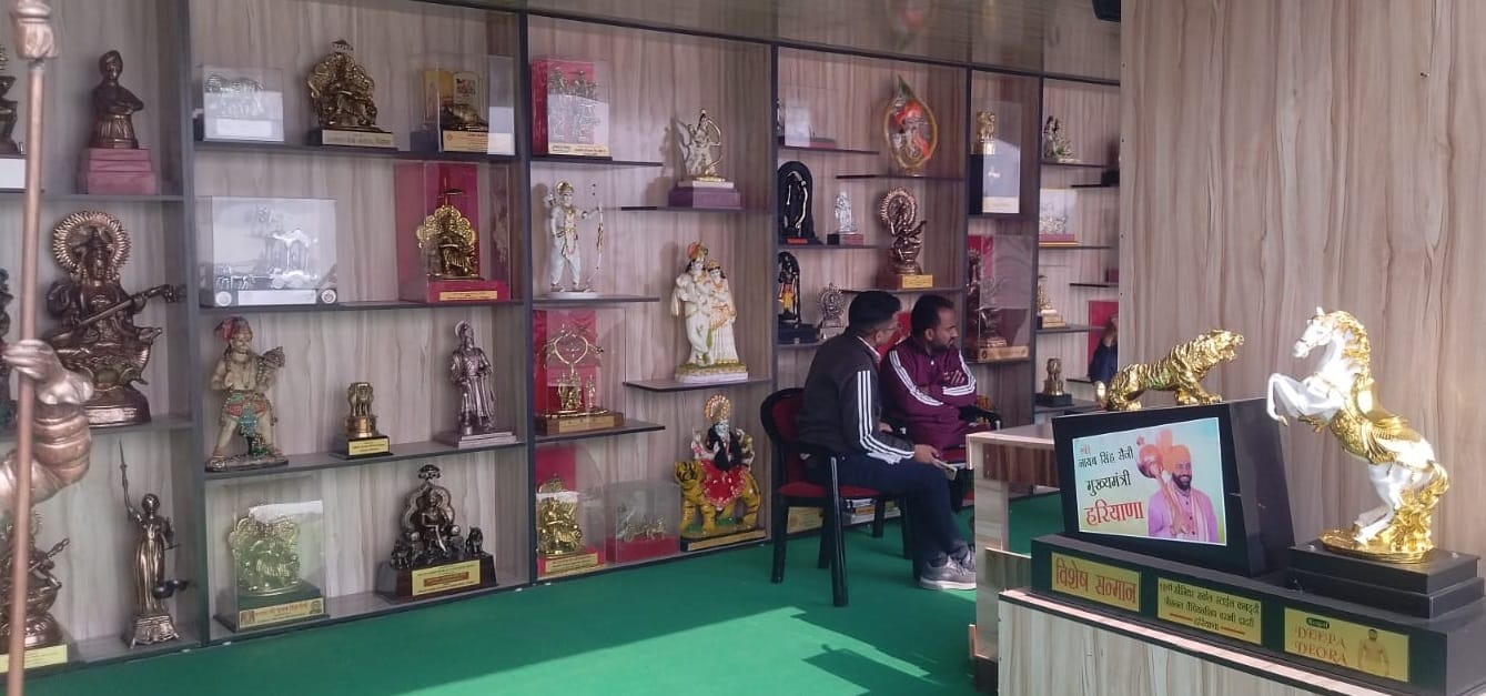 कुरुक्षेत्र। मुख्यमंत्री नायब सैनी के उपहारों की सजाई स्टॉल। संवाद