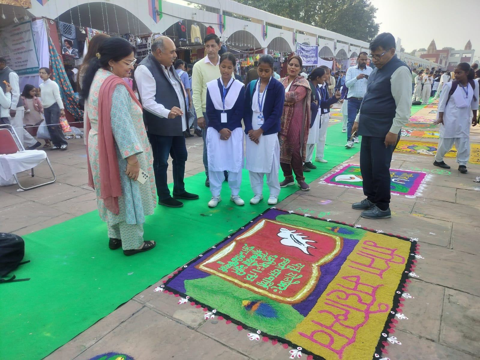 कुरुक्षेत्र। रंगोली प्रतियोगिता के प्रतिभागियों को प्रोत्साहित करते मुख्यातिथि। संवाद कुरुक्षेत्र। रंगोली प्रतियोगिता के प्रतिभागियों को प्रोत्साहित करते मुख्यातिथि। संवाद
