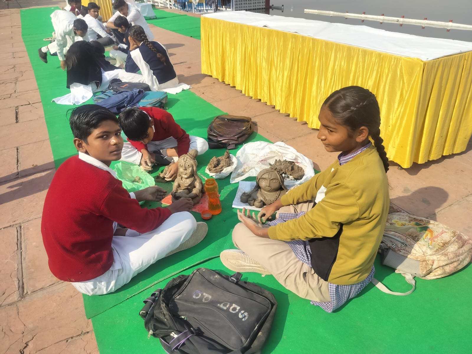 कुरुक्षेत्र। रंगोली प्रतियोगिता के प्रतिभागियों को प्रोत्साहित करते मुख्यातिथि। संवाद कुरुक्षेत्र। रंगोली प्रतियोगिता के प्रतिभागियों को प्रोत्साहित करते मुख्यातिथि। संवाद