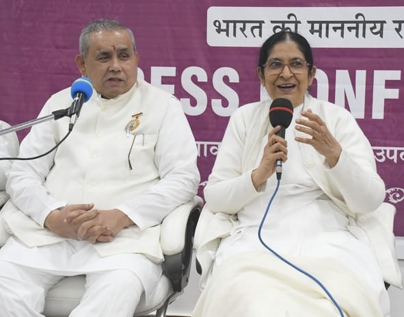 कार्यक्रम की जानकारी देतीं बीके राधा दीदी व डॉ. मत्युंजय।