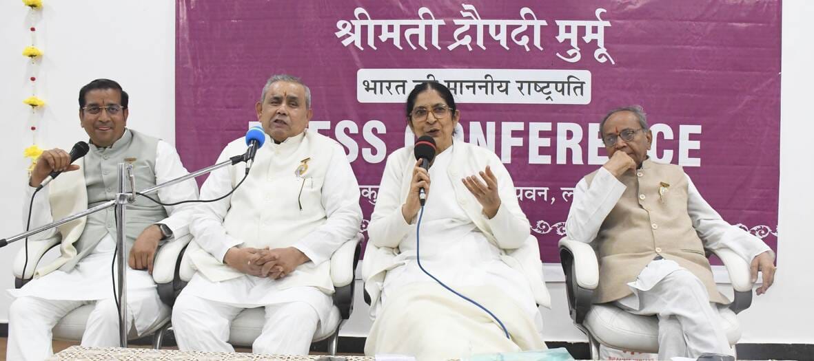कार्यक्रम की जानकारी देतीं बीके राधा दीदी व डॉ. मत्युंजय।
