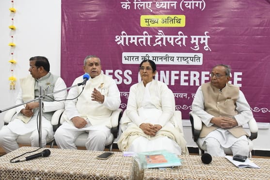 कार्यक्रम की जानकारी देतीं बीके राधा दीदी व डॉ. मत्युंजय।