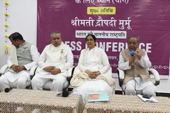 कार्यक्रम की जानकारी देतीं बीके राधा दीदी व डॉ. मत्युंजय।