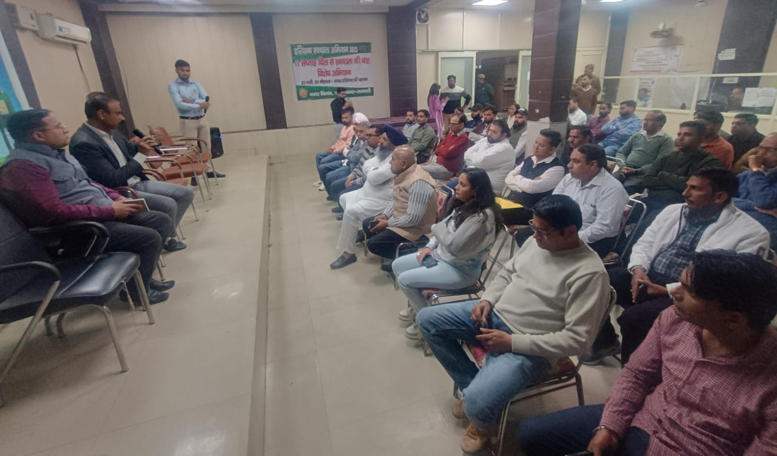 कार्यशाला में विभिन्न संस्थानों के संचालकों को निर्देश देते विशेष अधिकारी अनिल यादव। प्रवक्ता कार्यशाला में विभिन्न संस्थानों के संचालकों को निर्देश देते विशेष अधिकारी अनिल यादव। प्रवक्ता