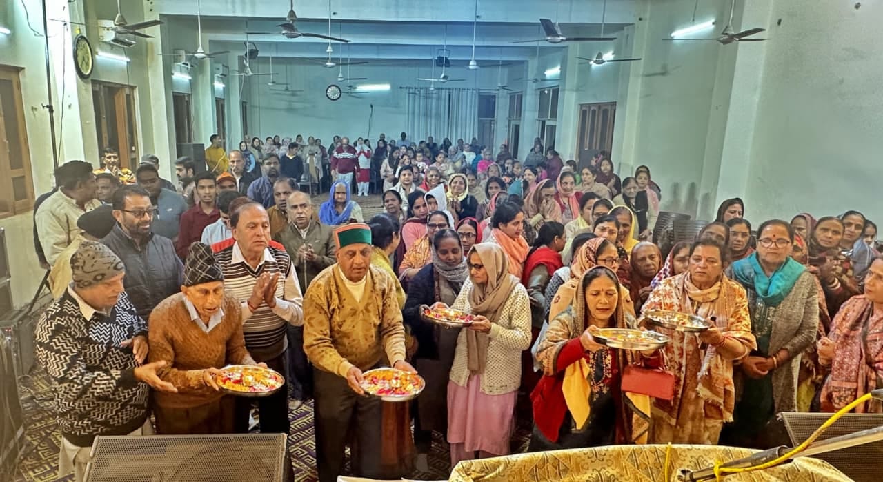 कैंट में पंचदेव मंदिर में पांच दिवसीय भगवान शिव कथा के द्वितीय दिवस प्रवचन करते हुए साध्वी। प्र