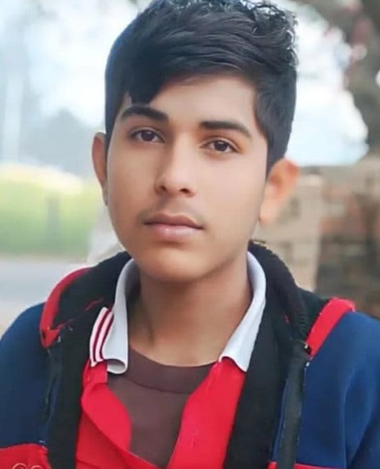 लीलापुर के हंडौर गांव में पोस्टमार्टम के बाद शव पहुंचने पर बिलखते परिजन। संवाद लीलापुर के हंडौर गांव में पोस्टमार्टम के बाद शव पहुंचने पर बिलखते परिजन। संवाद