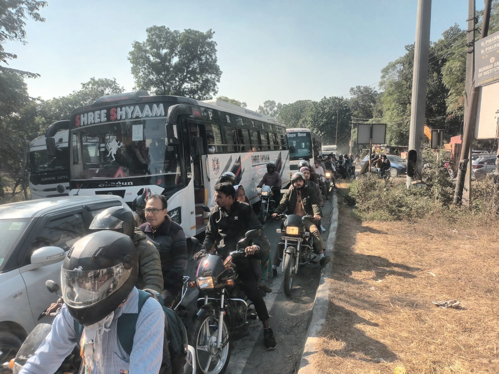 मंगलौर में हाईवे पर लगा जाम। मंगलौर में हाईवे पर लगा जाम।