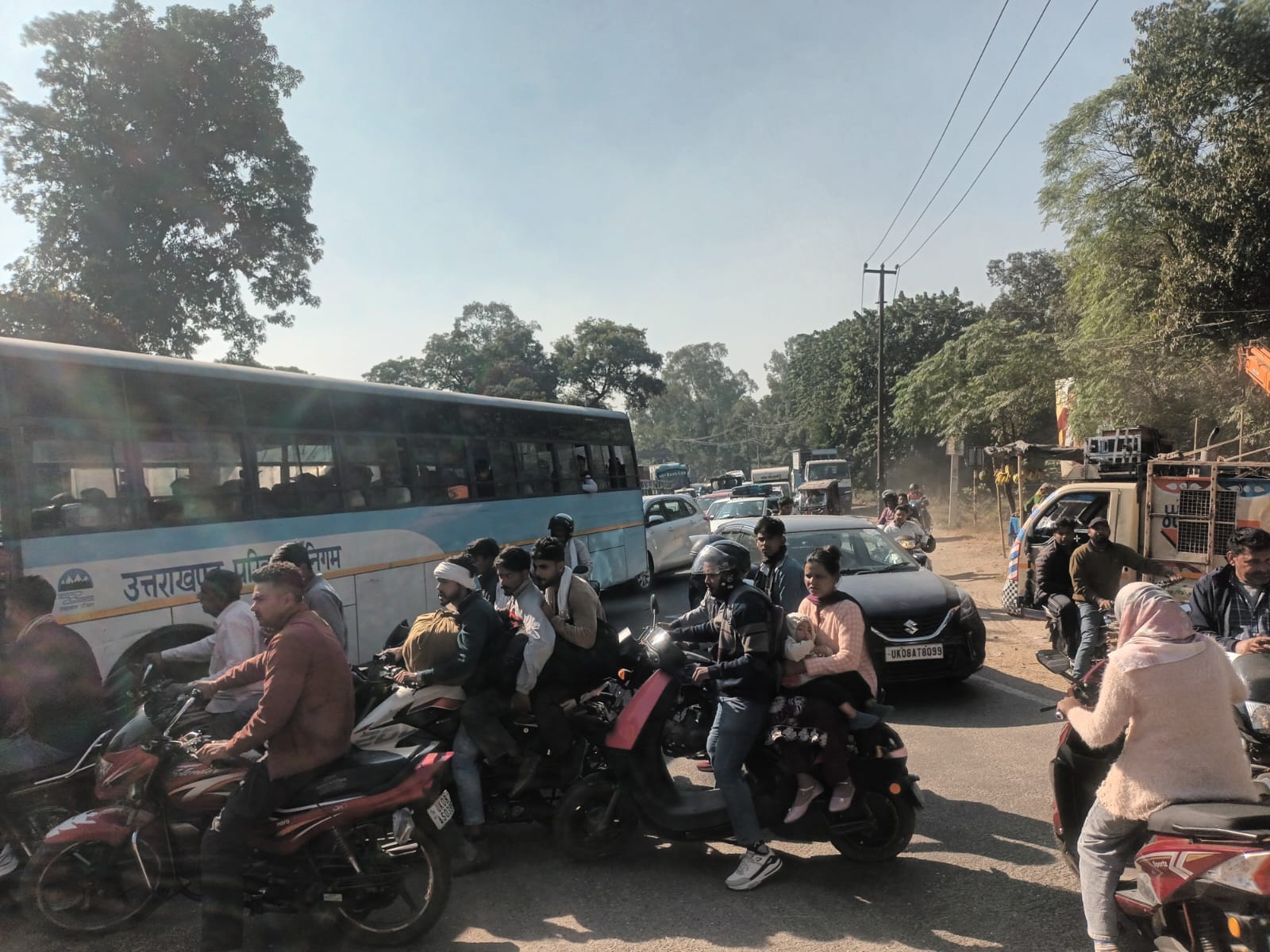 मंगलौर में हाईवे पर लगा जाम। मंगलौर में हाईवे पर लगा जाम।