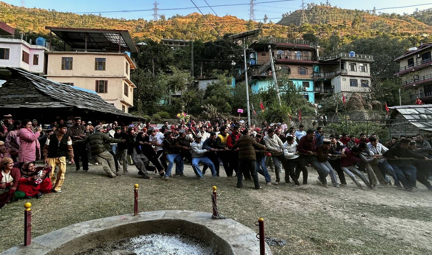 नीरथ की बूढ़ी दिवाली मेले पहुंचे देवता संग ग्रामीणों ने लगाई नाटी। संवाद नीरथ की बूढ़ी दिवाली मेले पहुंचे देवता संग ग्रामीणों ने लगाई नाटी। संवाद
