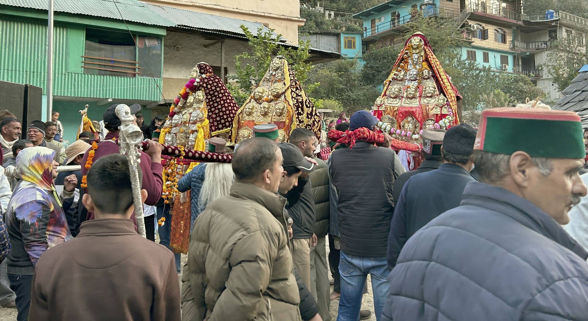 नीरथ की बूढ़ी दिवाली मेले पहुंचे देवता संग ग्रामीणों ने लगाई नाटी। संवाद नीरथ की बूढ़ी दिवाली मेले पहुंचे देवता संग ग्रामीणों ने लगाई नाटी। संवाद