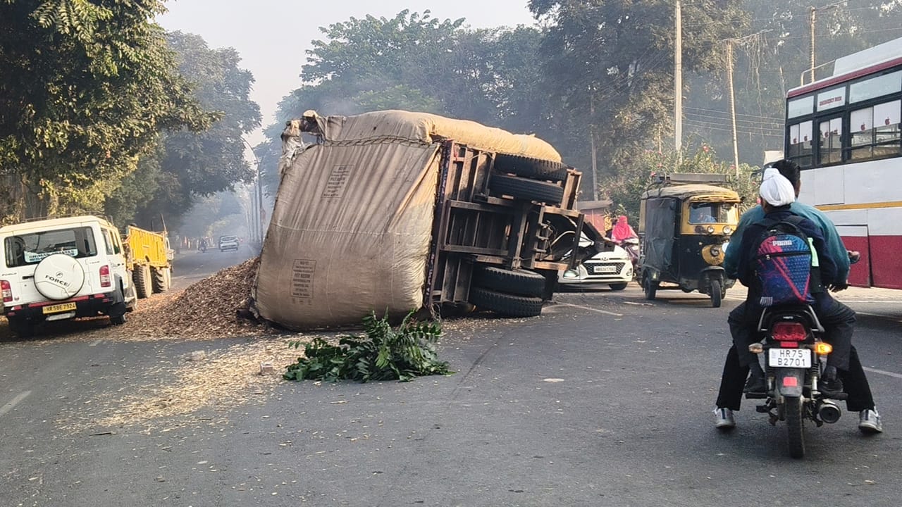 पंचायत भवन के सामने पलटी बुरादा से भरी ट्रॉली व ट्रैफिक को कंट्रोल करते होमगार्ड के जवान। संवाद
