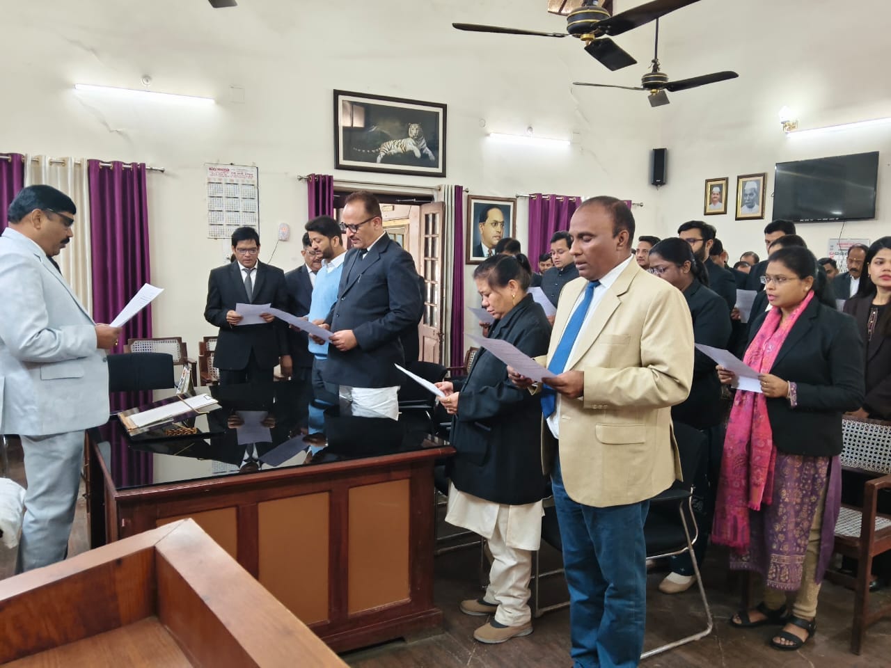 पलिया के दुधवा मुख्यालय में संविधान दिवस पर शपथ लेता स्टाफ। स्रोत : पार्क प्रशासन