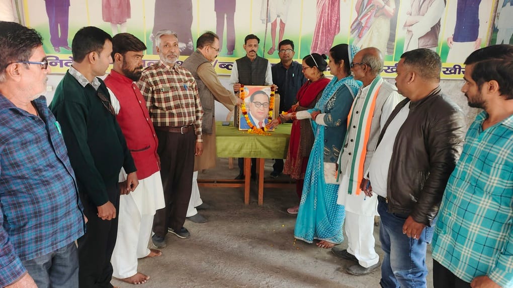 पलिया के दुधवा मुख्यालय में संविधान दिवस पर शपथ लेता स्टाफ। स्रोत : पार्क प्रशासन