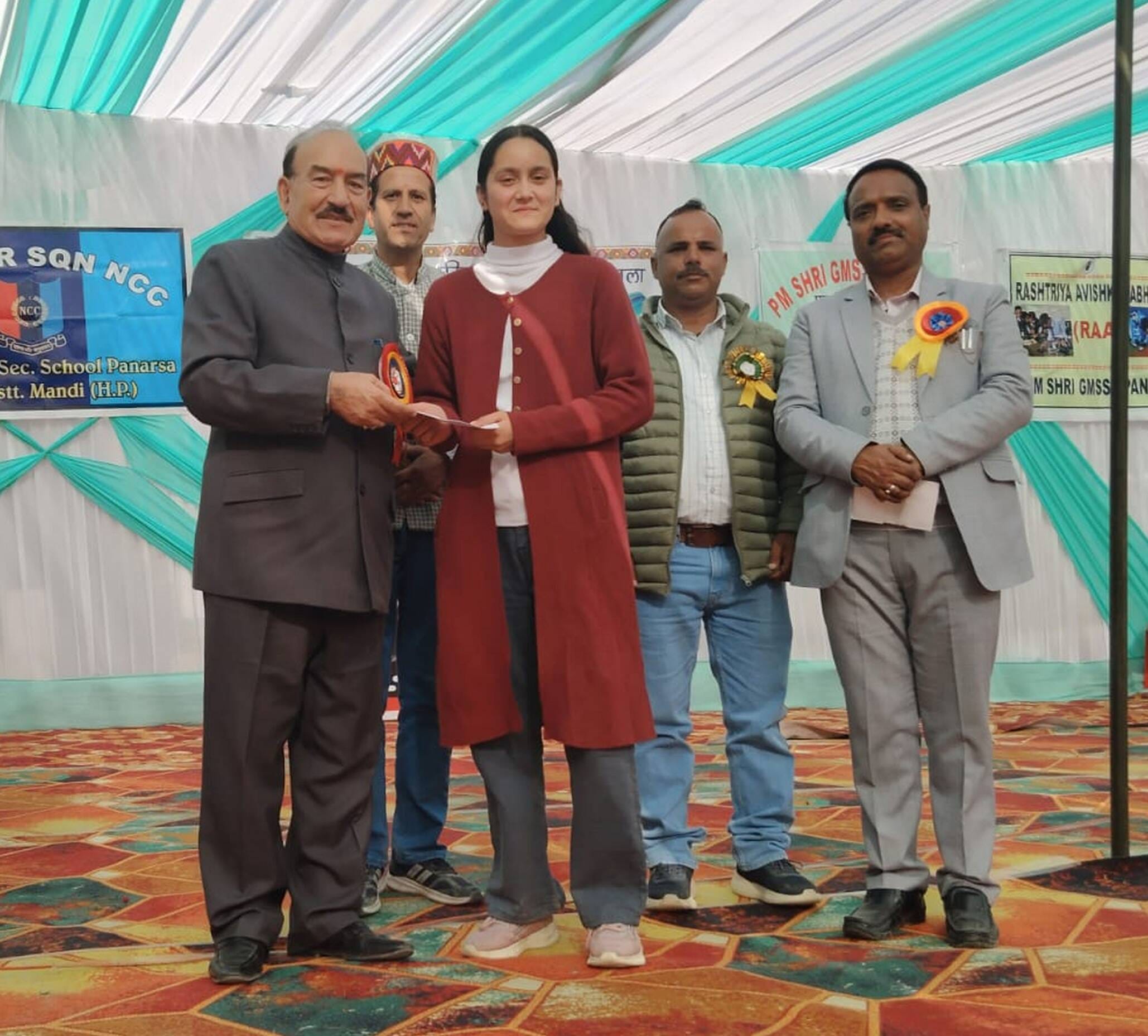 पनारसा स्कूल के सालाना समारोह में माडल का अवलोकन करते मुख्य अतिथि व अन्य। स्त्रोत- संस्थान पनारसा स्कूल के सालाना समारोह में माडल का अवलोकन करते मुख्य अतिथि व अन्य। स्त्रोत- संस्थान