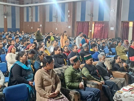 पदम छात्र स्कूल रामपुर मे विज्ञान मेले में आयोजित प्रश्नोत्तरी प्रतियोगिता में भाग लेते विद्यार