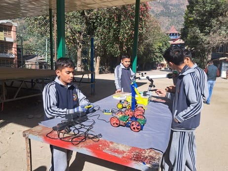 पदम छात्र स्कूल रामपुर मे विज्ञान मेले में आयोजित प्रश्नोत्तरी प्रतियोगिता में भाग लेते विद्यार