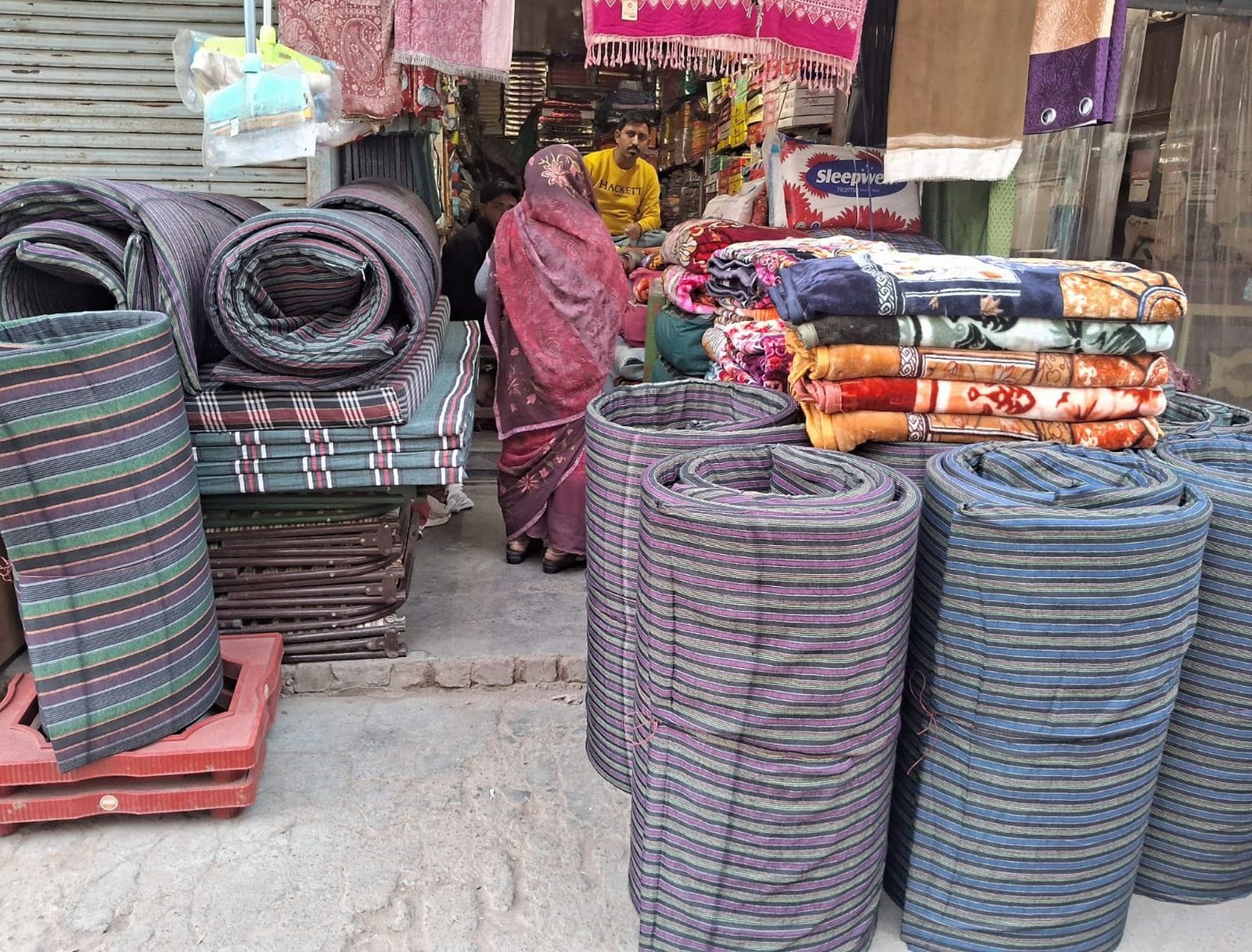 रजाई बनाती महिला कारीगर।संवाद