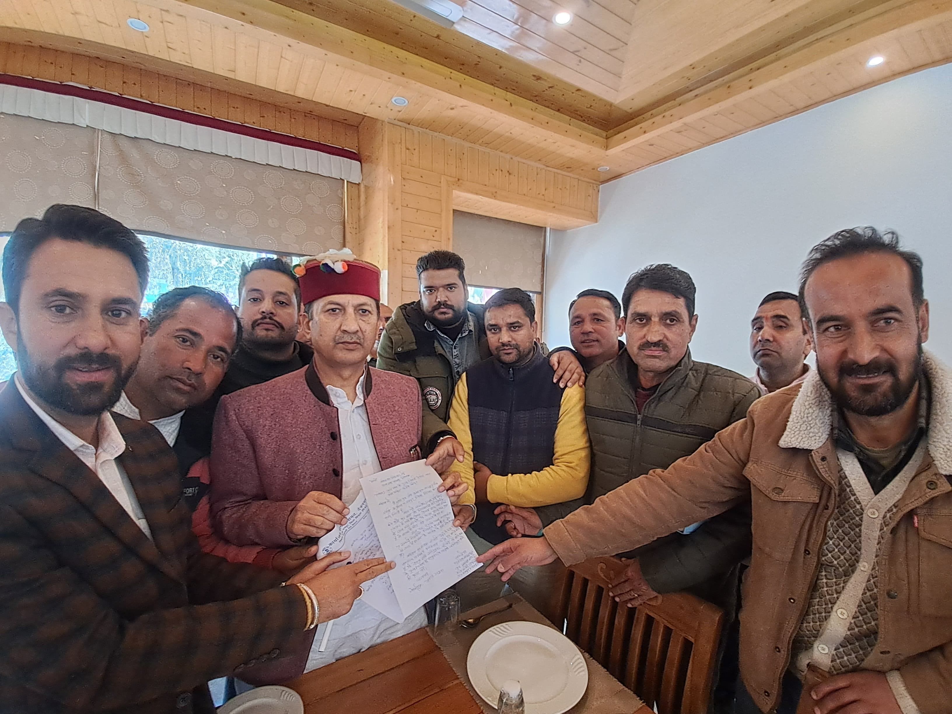 रामपुर पहुंचे सांसद डॉ. सिकंदर कुमार का स्वागत करते भाजपा पदाधिकारी और कार्यकर्ता। स्रोत : भाजप