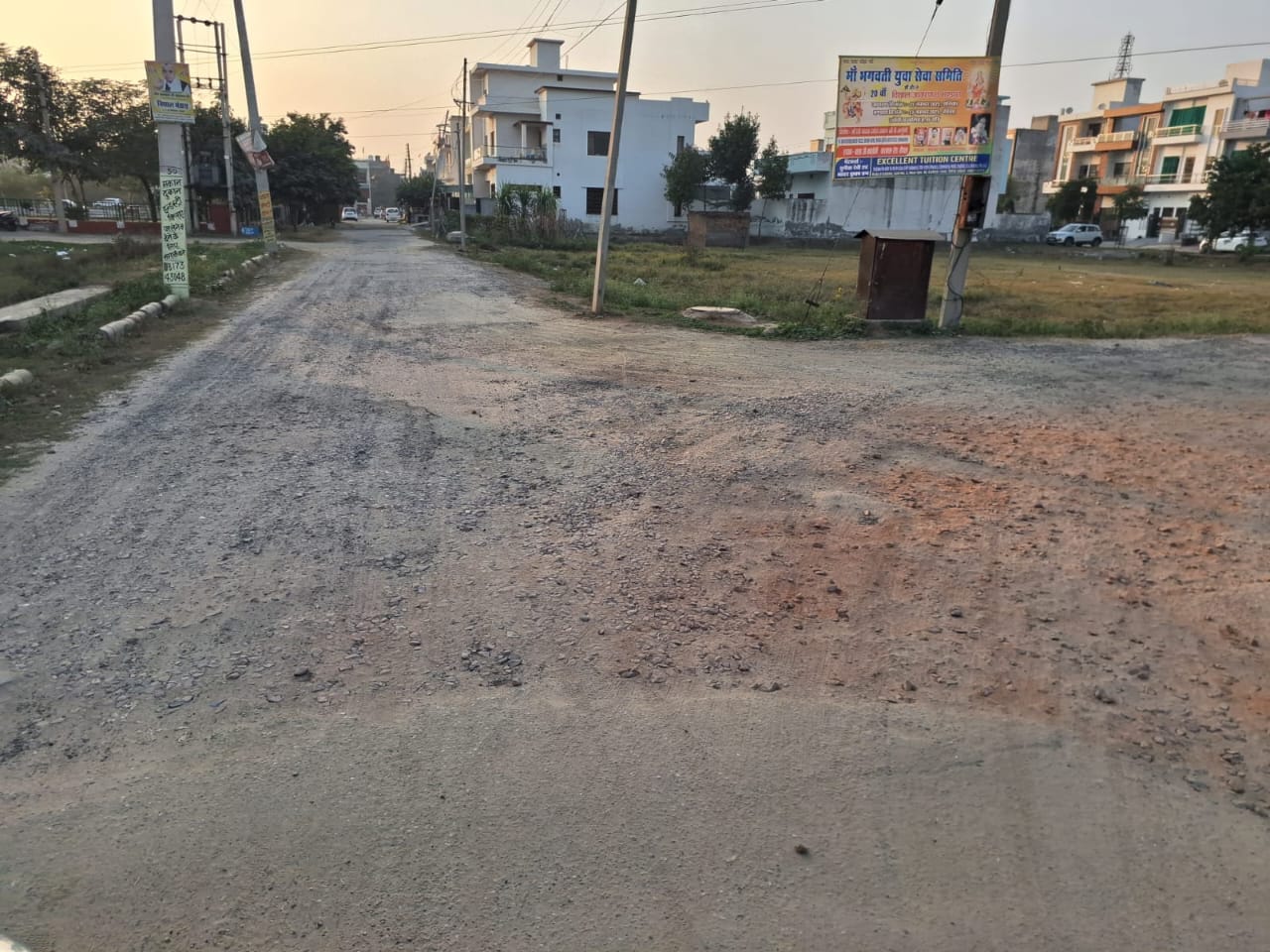 सेक्टर-18 की जर्जर सड़कों से गुजरते वाहन चालक।