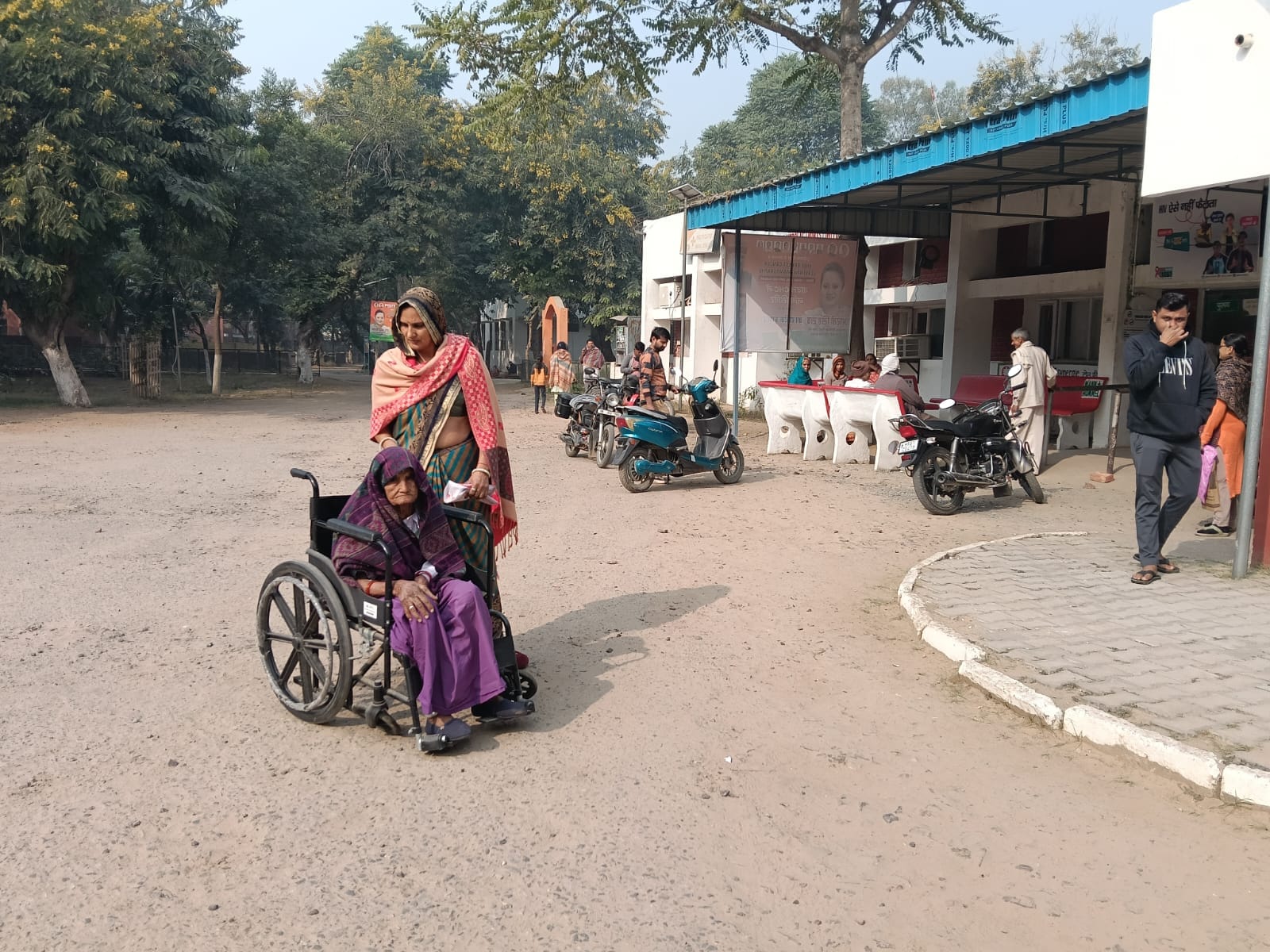 सिविल अस्पताल में धरने पर बैठे चिकित्सक। संवाद