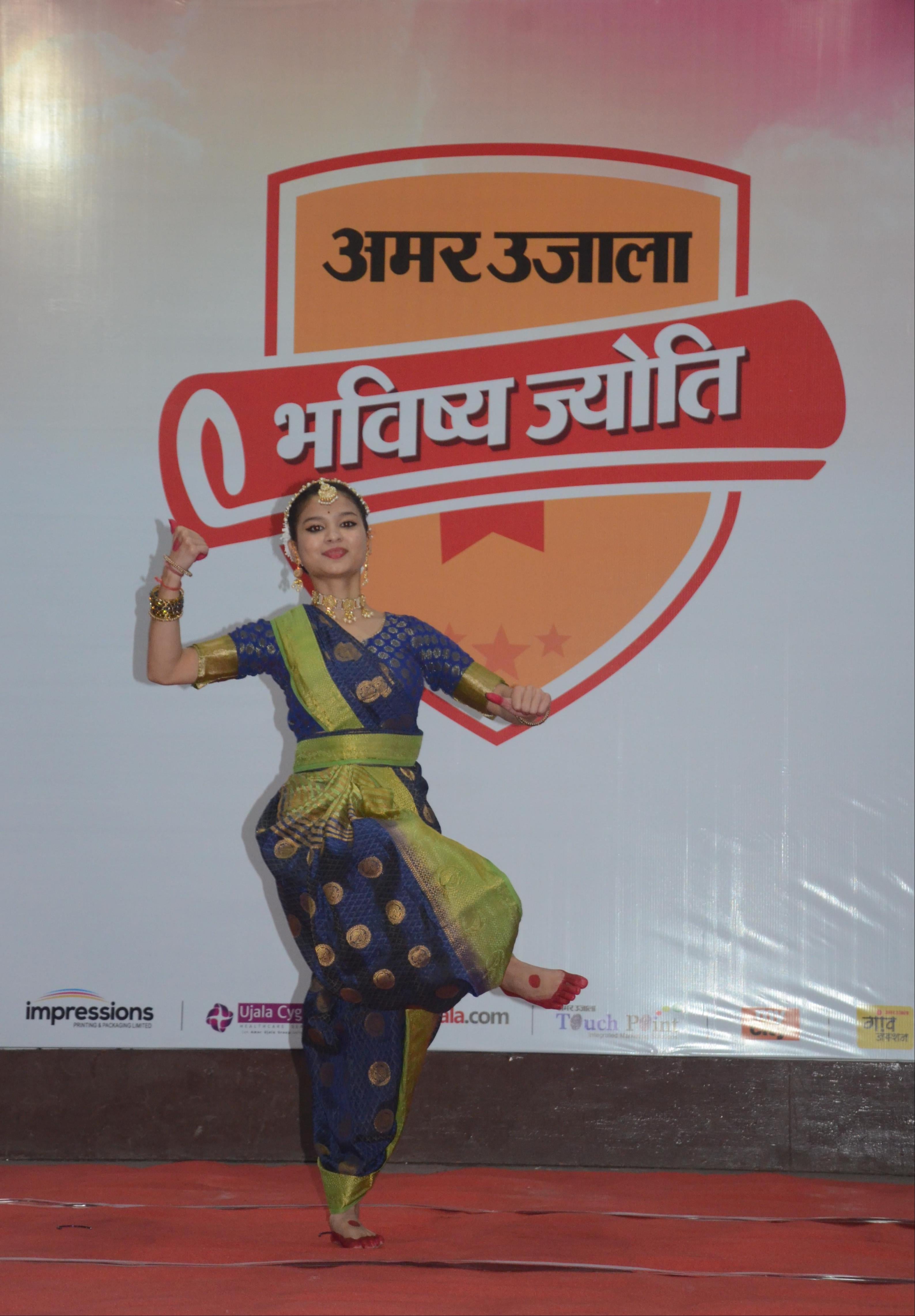 शहर के राजीव गांधी खेल स्टेडियम में सांसद खेल महोत्सव में विजेताओं खिलाड़ियों को सम्मानित करते शहर के राजीव गांधी खेल स्टेडियम में सांसद खेल महोत्सव में विजेताओं खिलाड़ियों को सम्मानित करते