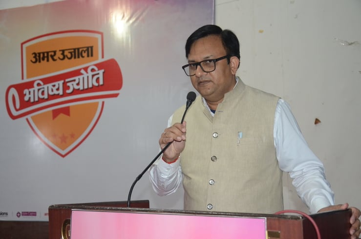 शहर के राजीव गांधी खेल स्टेडियम में सांसद खेल महोत्सव में विजेताओं खिलाड़ियों को सम्मानित करते शहर के राजीव गांधी खेल स्टेडियम में सांसद खेल महोत्सव में विजेताओं खिलाड़ियों को सम्मानित करते