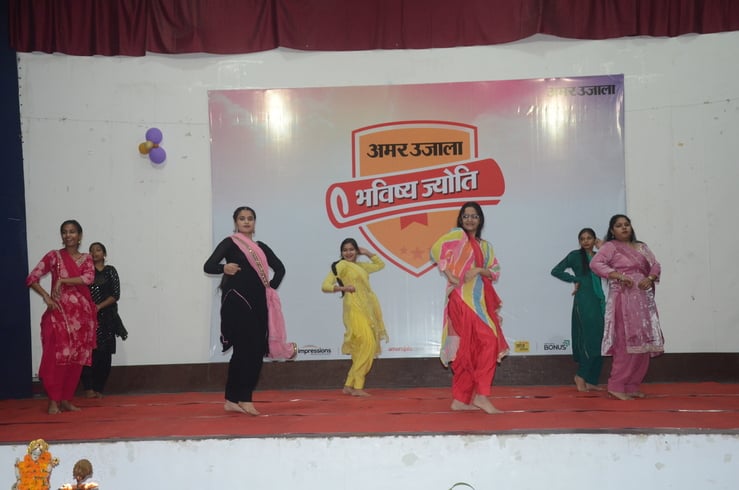 शहर के राजीव गांधी खेल स्टेडियम में सांसद खेल महोत्सव में विजेताओं खिलाड़ियों को सम्मानित करते शहर के राजीव गांधी खेल स्टेडियम में सांसद खेल महोत्सव में विजेताओं खिलाड़ियों को सम्मानित करते