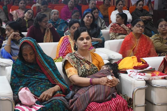 श्रीमद् भागवत कथा के पांचवें दिन बुधवार को कथावाचक किरीट भाई ने भगवान श्रीकृष्ण की बाल लीलाओं क