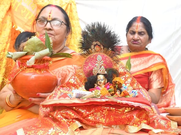श्रीमद् भागवत कथा के पांचवें दिन बुधवार को कथावाचक किरीट भाई ने भगवान श्रीकृष्ण की बाल लीलाओं क