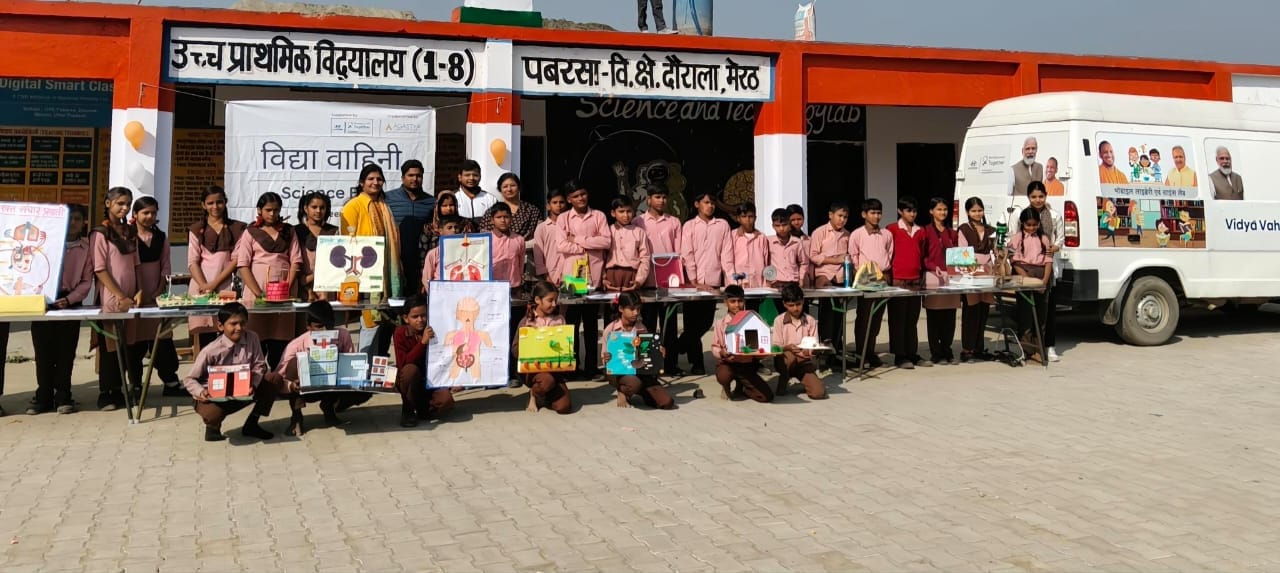 दौराला - विज्ञान मेले में अतिथियों को मॉडल के बारे में जानकारी देते बच्चे। स्रोत : संस्थान