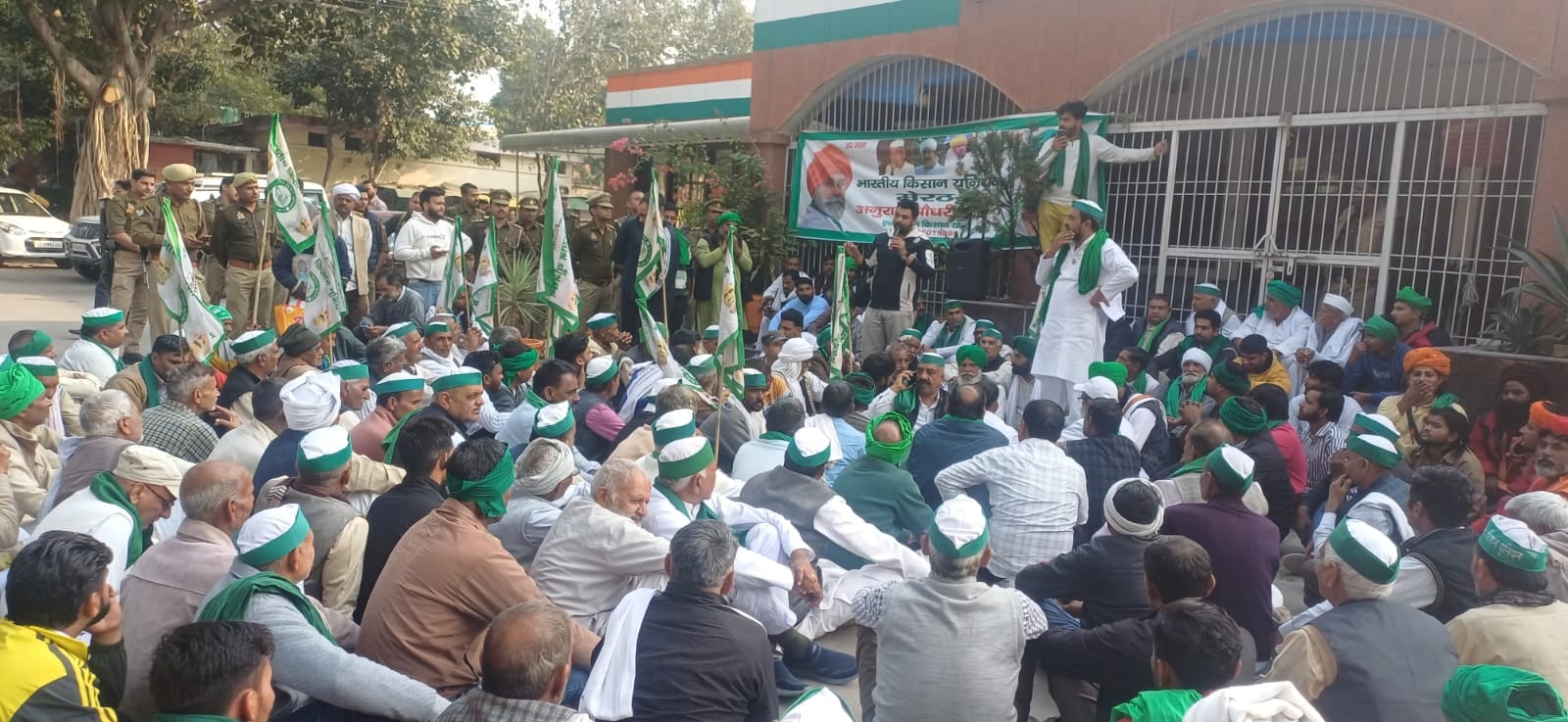 विभिन्न मांगों को लेकर कमिश्नरी चौराहे पर धरने के दौरान बीन की धुन पर डांस करते किसान।   .....