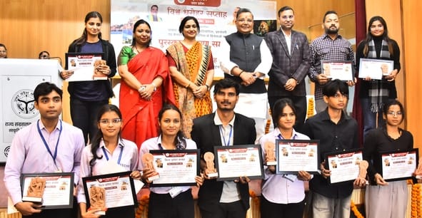 विश्व धरोहर सप्ताह के तहत आयोजित प्रतियोगिताओं के विजेताओं को मुख्य अतिथि संस्कृति एवं पर्यटन म विश्व धरोहर सप्ताह के तहत आयोजित प्रतियोगिताओं के विजेताओं को मुख्य अतिथि संस्कृति एवं पर्यटन म