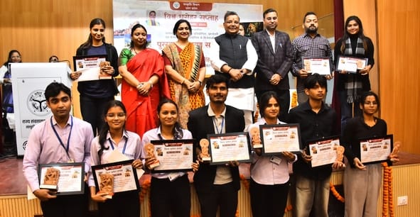विश्व धरोहर सप्ताह के तहत आयोजित प्रतियोगिताओं के विजेताओं को मुख्य अतिथि संस्कृति एवं पर्यटन म विश्व धरोहर सप्ताह के तहत आयोजित प्रतियोगिताओं के विजेताओं को मुख्य अतिथि संस्कृति एवं पर्यटन म