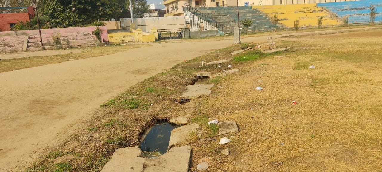 27जेएनडी27 : फुटबाल मैदान में टूटा हुआ जाल। संवाद