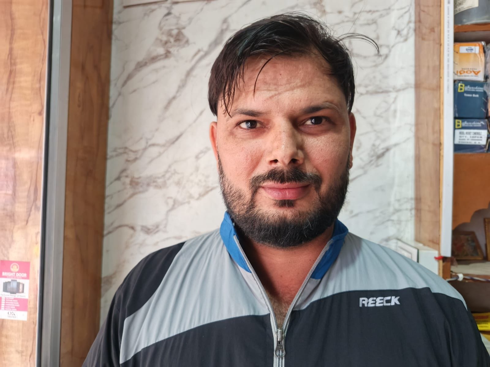 27जेएनडी29: जैजैवंती के स्टेडियम में खड़ी झाड़ियां। संवाद