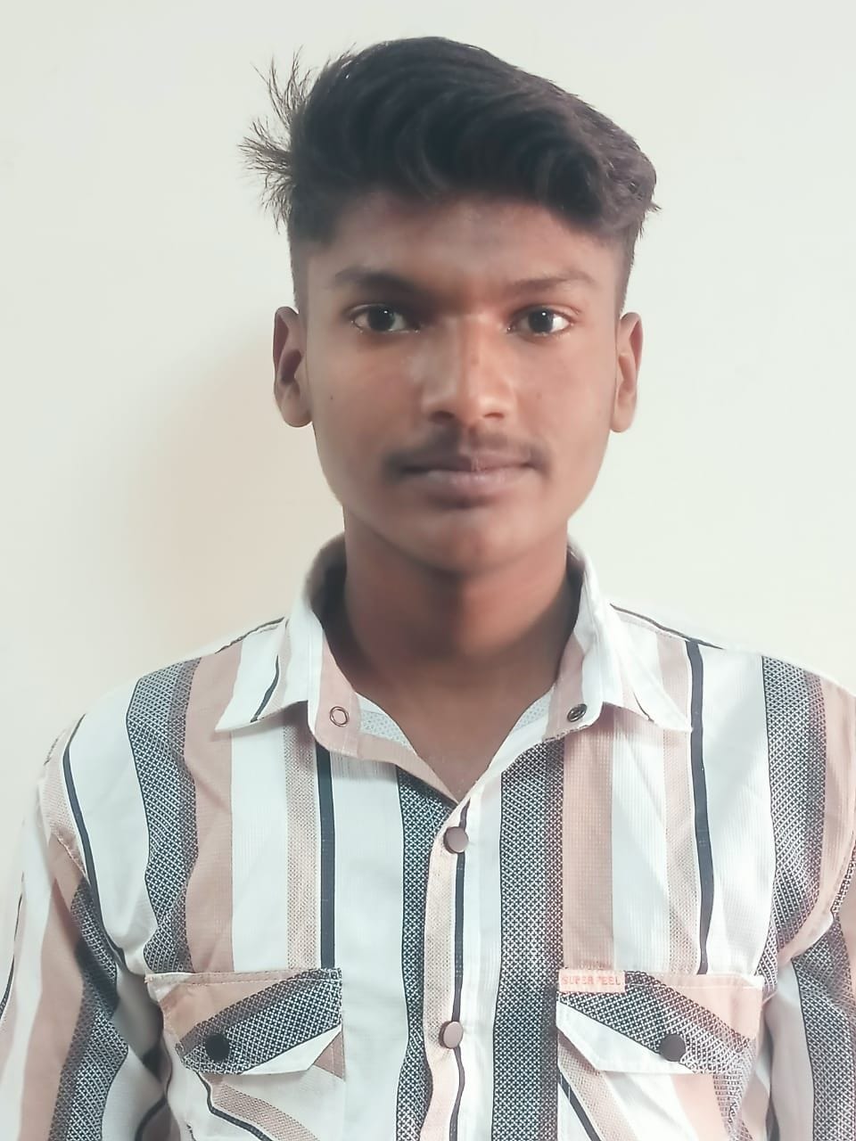 27जेएनडी29: जैजैवंती के स्टेडियम में खड़ी झाड़ियां। संवाद