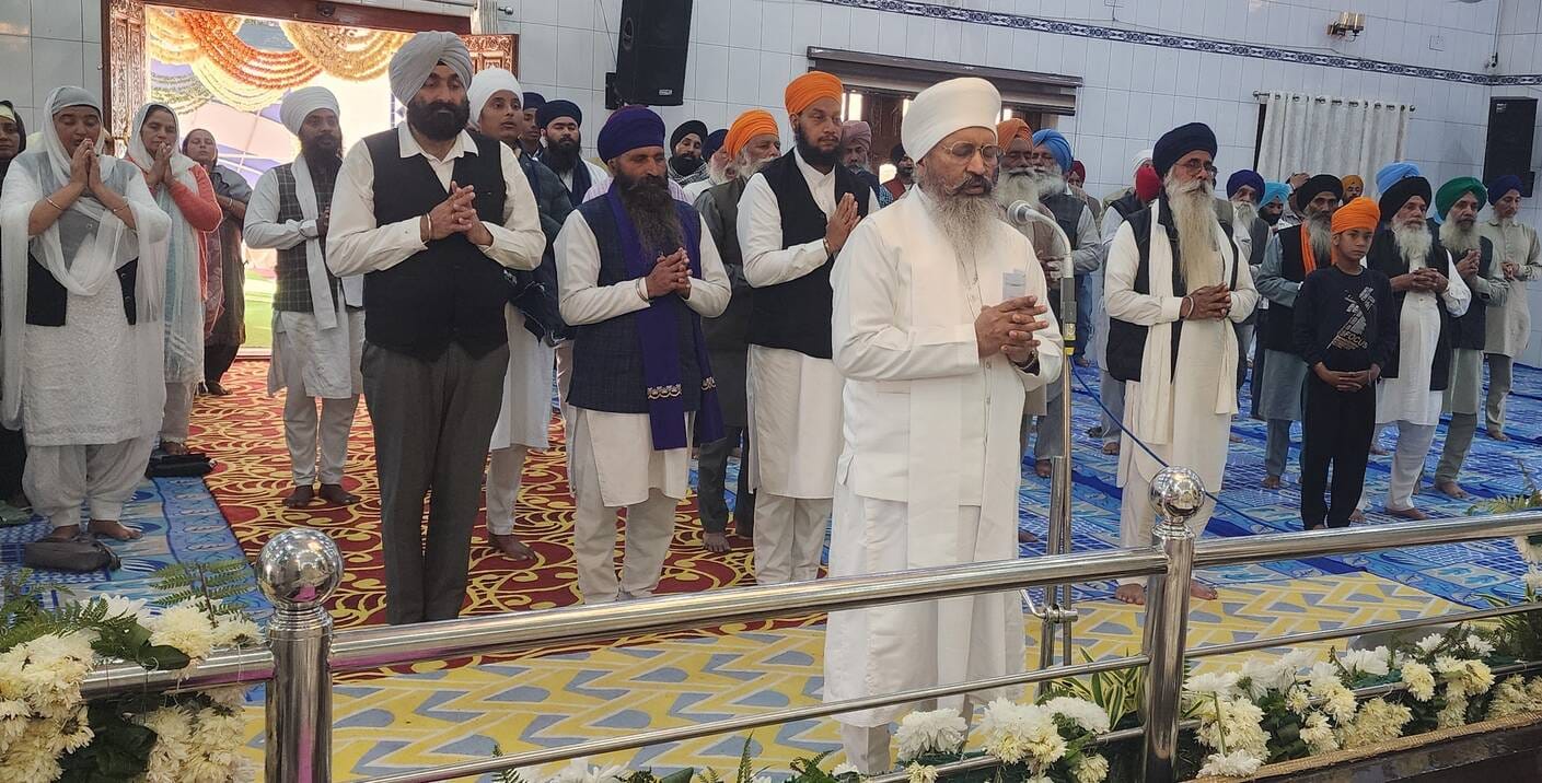 बाबैन। श्री गुरुद्वारा मंढोखरा साहिब पातशाहीं नौंवी में  संगतों की खुशहाली के लिए अरदास करते बा