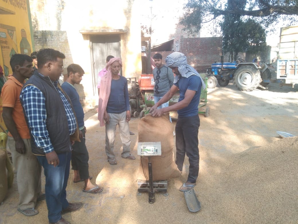 बंडा उपमंडी में सचिव सर्वेश कुमार और क्षेत्रीय विपणन अधिकारी आरके सोनकर के बीच होती नोकझोंक। सं बंडा उपमंडी में सचिव सर्वेश कुमार और क्षेत्रीय विपणन अधिकारी आरके सोनकर के बीच होती नोकझोंक। सं