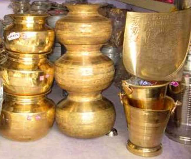 बर्तन की दुकान पर बर्तनों की खरीदारी करते हुए लोग । संवाद बर्तन की दुकान पर बर्तनों की खरीदारी करते हुए लोग । संवाद