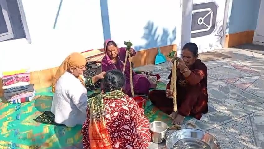 बढ़ाल गांव में सुखाने के लिए रखी नाल बड़ियां। स्रोत: जागरूक पाठक
