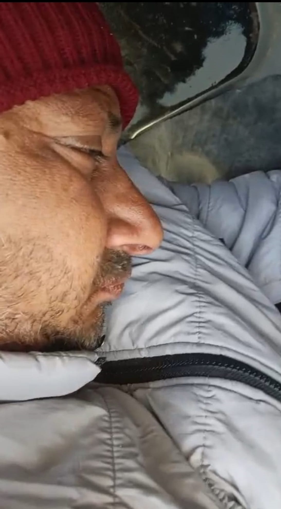 चाहड़ो बस अड्डे पर सड़क के बीच खड़ी मून लाइट हाई स्कूल रूप नगर की स्कूली बस। संवाद चाहड़ो बस अड्डे पर सड़क के बीच खड़ी मून लाइट हाई स्कूल रूप नगर की स्कूली बस। संवाद