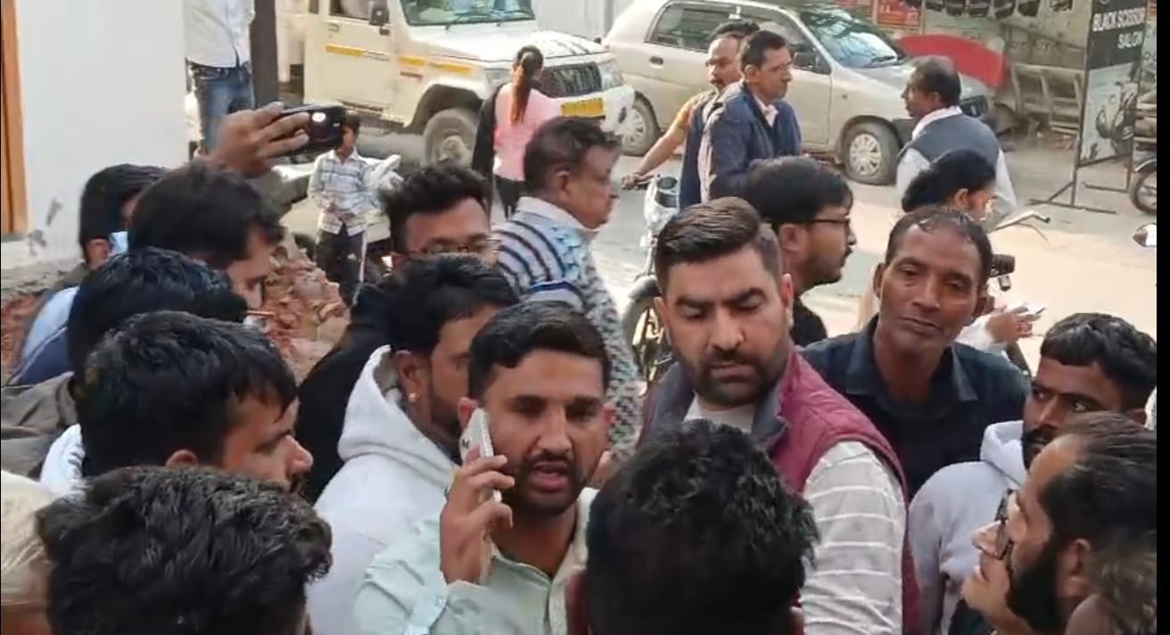 डबवाली।  अतिक्रमण को लेकर कार्रवाई करते हुए नगर परिषद की टीम। संवाद