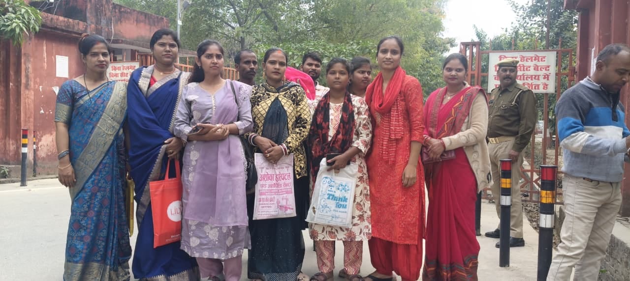 डीएम के चैंबर के सामने खड़े ईसीसीई एजूकेटर भर्ती के अभ्यर्थी । संवाद