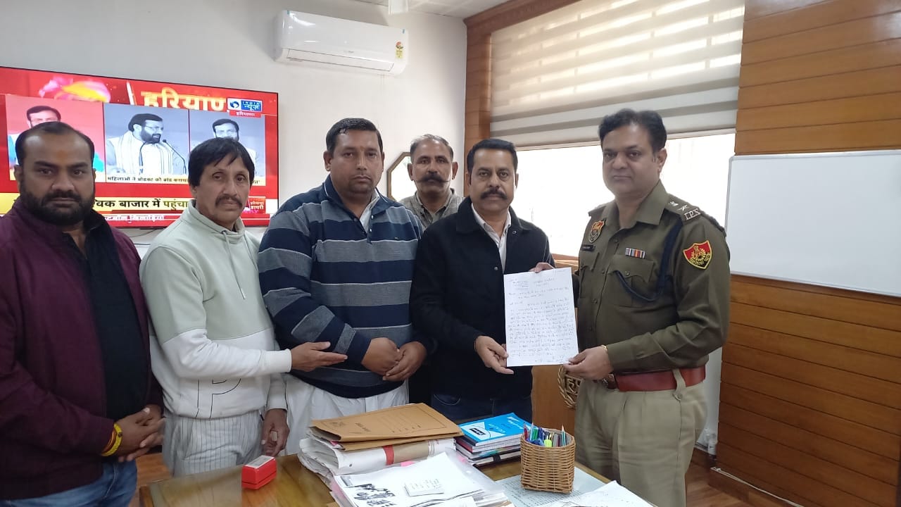 एसपी कमलदीप गोयल को ज्ञापन सौंपते समाज के लोग। स्वयं