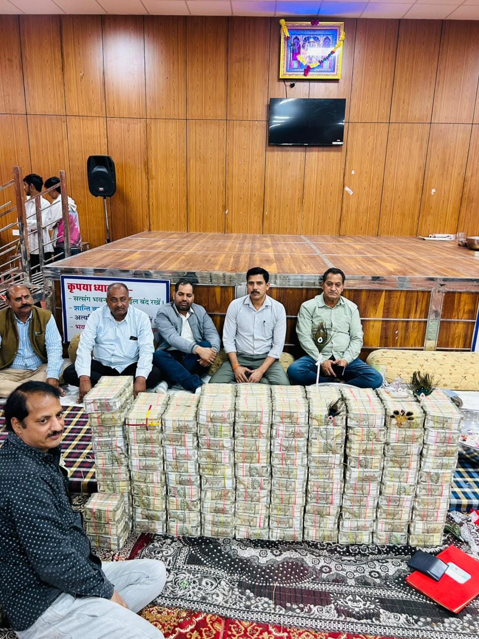 फाइल विडियो: भंडार राशि की गणना करते हुए मंदिर मंडल के पदाधिकारी अधिकारी और कर्मचारी